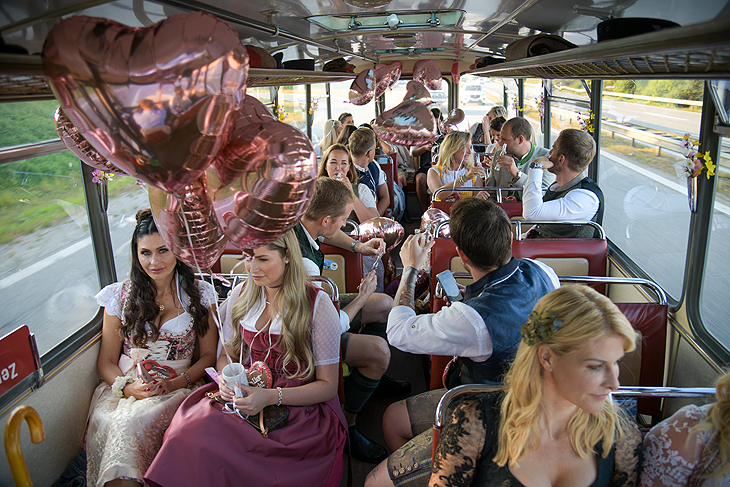 im liebevoll dekorierten Nostalgie-Bus ging es von München aus an den Tegernsee (©Foto: Daller Tracht)
